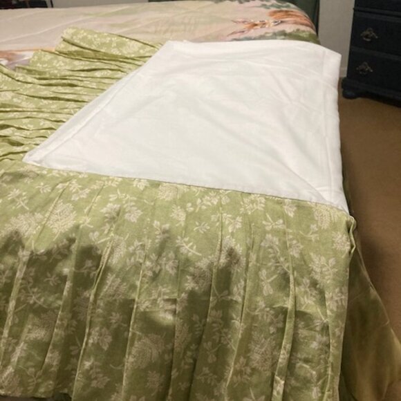 Bedskirt Queen Botanical - Picture 2 of 2
